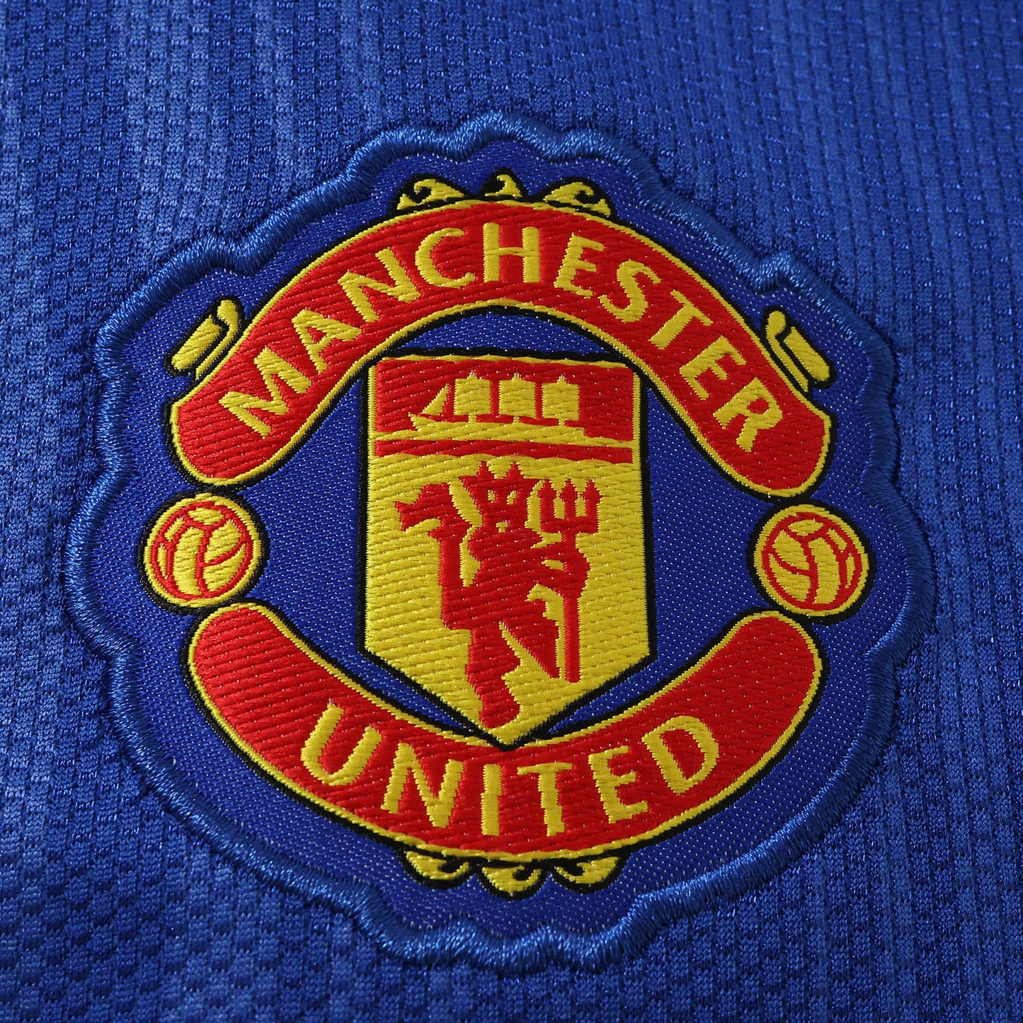 Manchester United 26/27 Away Long Sleeve Jersey - crest detail